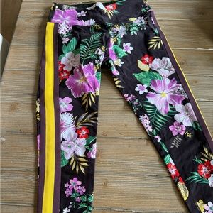 Super cute capri workout gear, perfect for spring!